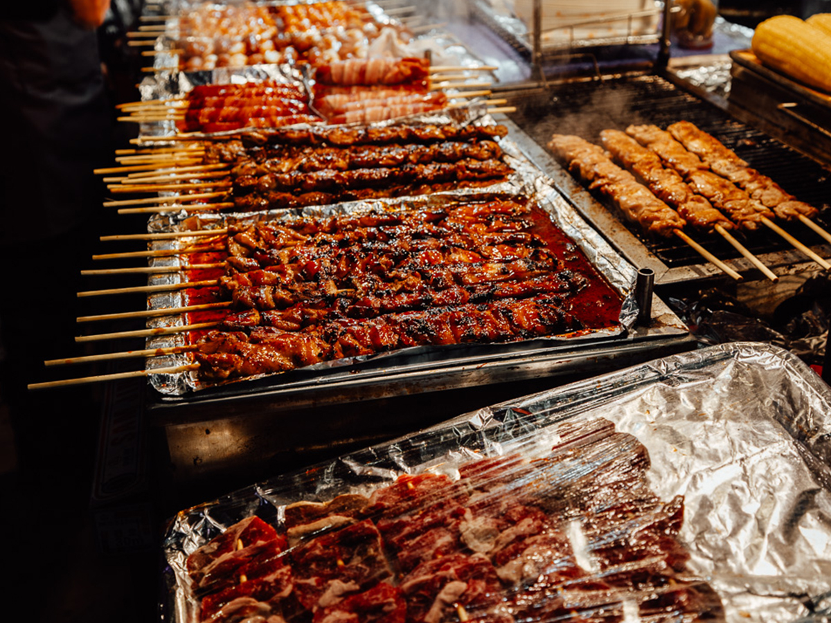 닭꼬치 굽는 장면